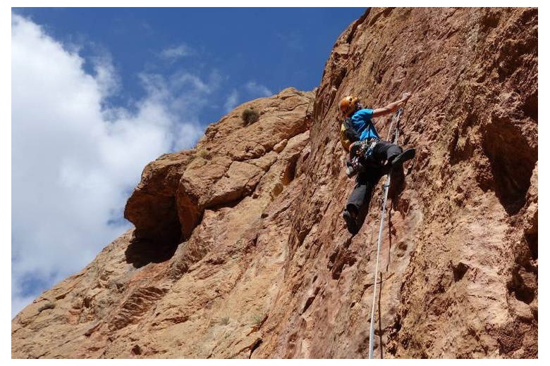 escalador en taghia marruecos buscando una buena presa para seguir avanzando